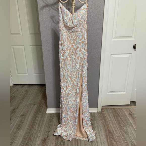 White Windsor Gown - Picture 3 of 6